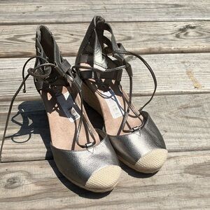 New with tagsVIONIC, pewter, wedge espadrille sandals woman size 6U 37.